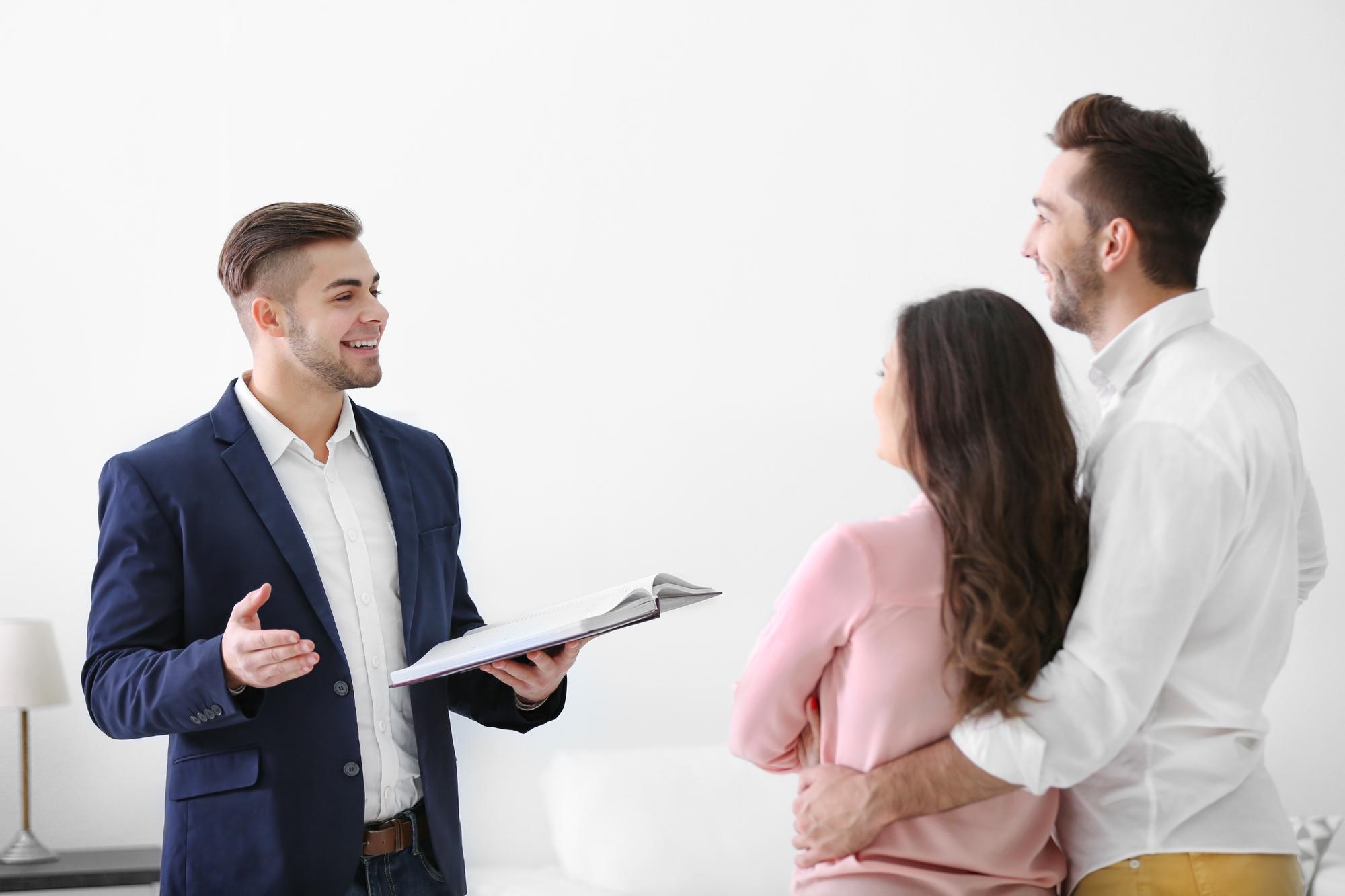 Consultant imobiliar discutând cu client